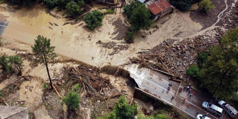 An aerial view shows a destroyed in a flooded area following heavy rainfalls near Kastamonu, on August 11, 2021. From flash floods to forest fires, drought to "sea snot", Turkey is bearing the brunt of increasingly frequent disasters blamed on climate change. (Photo by DEMIROREN NEWS AGENCY (DHA) / AFP)