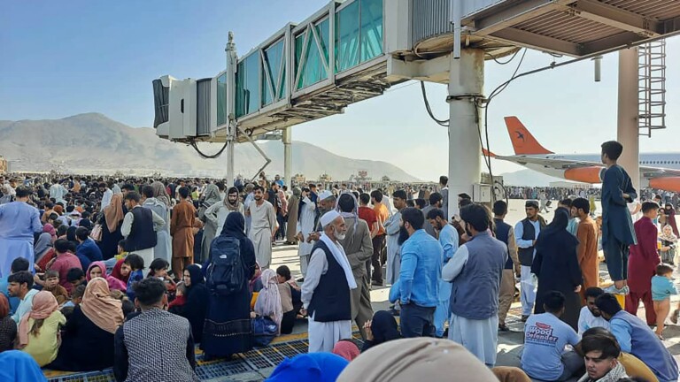 L'aÃ©roport de Kaboul a ainsi Ã©tÃ© pris d'assaut par des habitants paniquÃ©s