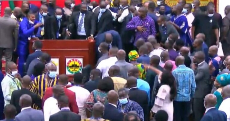 Ghana: une bagarre éclate au Parlement  entre les députés, à  propos de la taxe électronique (vidéo)