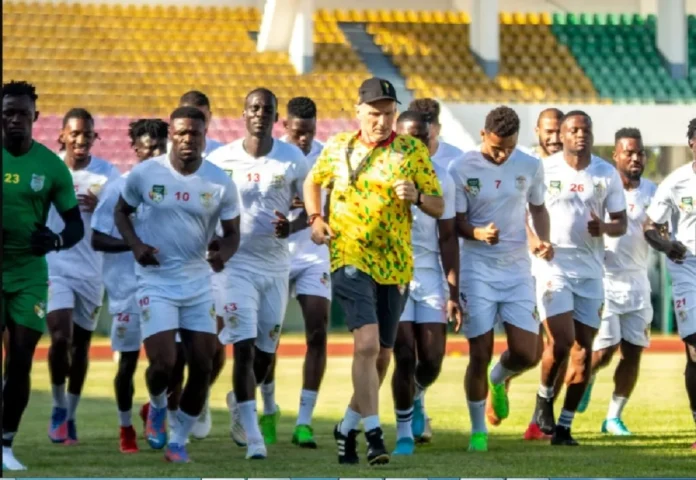 Le sÃ©lectionneur du BÃ©nin, Gernot Rohr, et les GuÃ©pards lors d'une sÃ©ance d'entrainement