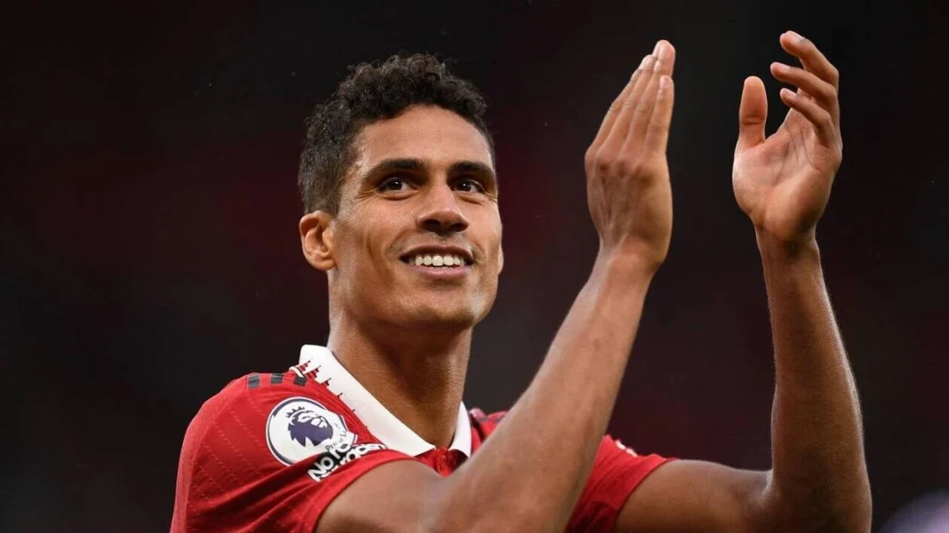 AnnoncÃ© en Italie depuis plusieurs jours, RaphaÃ«l Varane sâ€™est officiellement engagÃ© pour deux saisons avec CÃ´me dans le championnat italien, alors quâ€™il Ã©tait libre de tout contrat depuis son dÃ©part de Manchester United. | PHOTO : OLI SCARFF / AFP