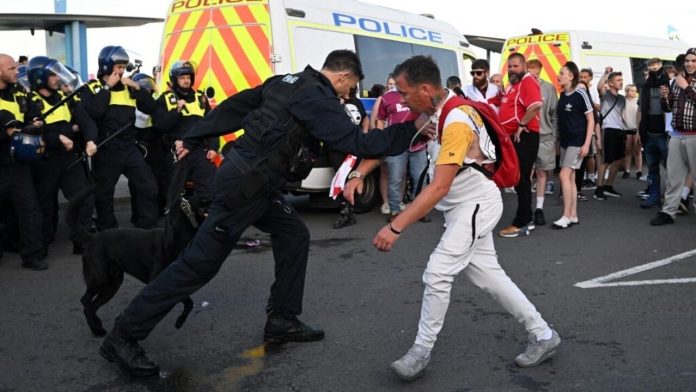 Des heurts avec la police lors d'une manifestation du mouvement «Enough is Enough» Ã  Weymouth, dans le sud-ouest de l'Angleterre, le 4 aoÃ»t 2024 (Image d'illustration). AFP - JUSTIN TALLIS